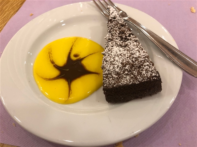 Fetta di torta al cioccolato con una stella disegnata sulla crema.